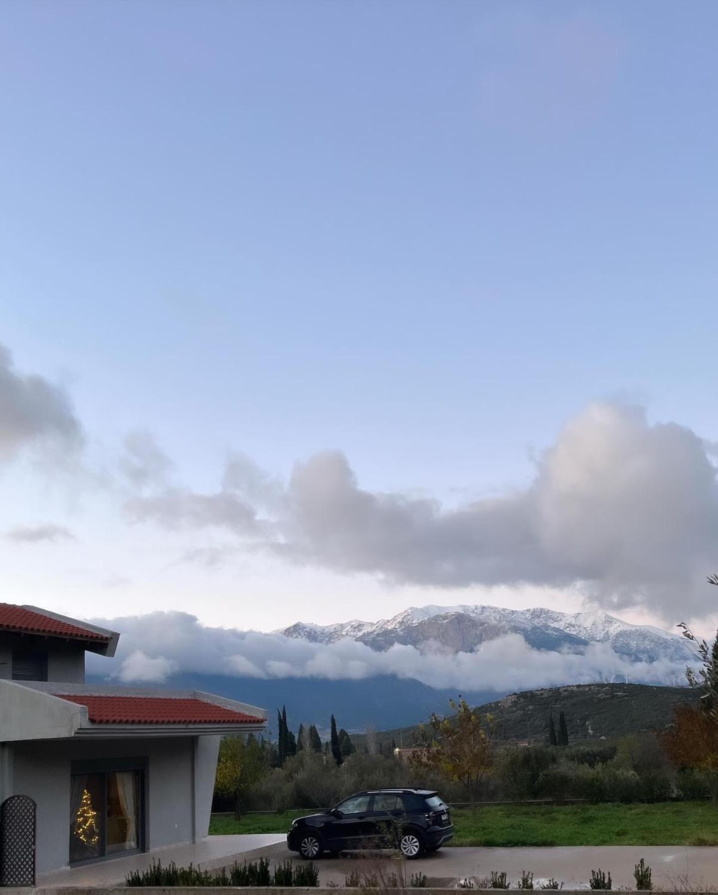 Stellas Near Arachova Stírion
